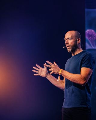 Engaging speaker presents to an attentive audience at the HOLOLIFE Summit in Amsterdam.
